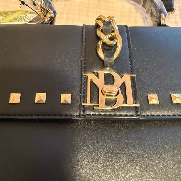 NWT Badgly Mishka plain crossbody or tote. Strap unsnaps. One pocket inside. - Picture 6 of 8